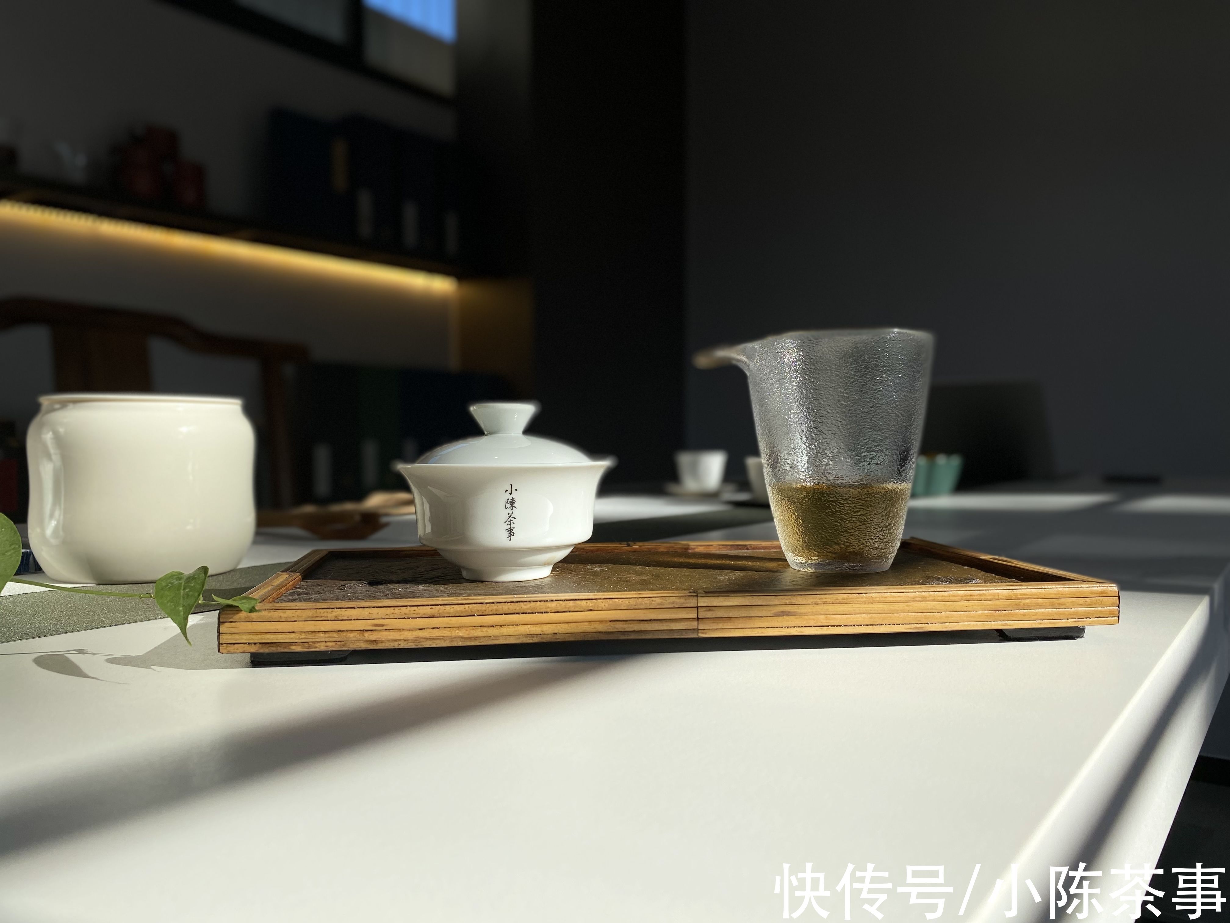 白茶！六大茶类的划分标准，白茶、绿茶、红茶、黑茶，是靠颜色划分吗？