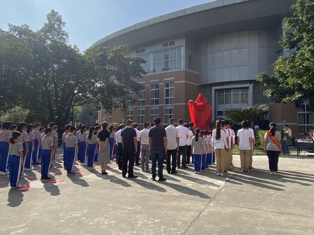 七中实验学校#写《论语》、诵《论语》 成都七中实验学校师生缅怀万世之师孔子